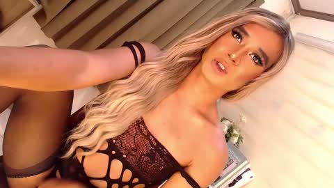 Snapshot of velvet_fux chatting on February 15, 12:59 am Richy will make you fall in love online show from February 15, 12:59 am