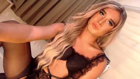 Snapshot of velvet_fux chatting on February 15, 5:39 pm Richy will make you fall in love online show from February 15, 5:39 pm