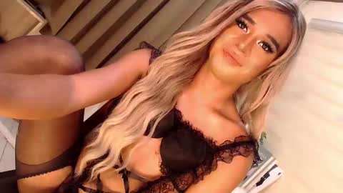 Snapshot of velvet_fux chatting on February 15, 8:43 pm Richy will make you fall in love online show from February 15, 8:43 pm