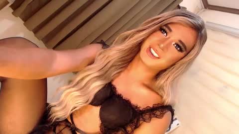 Snapshot of velvet_fux chatting on February 17, 8:15 pm Richy will make you fall in love online show from February 17, 8:15 pm