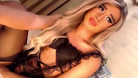 Snapshot of velvet_fux chatting on February 22, 8:53 pm Richy will make you fall in love online show from February 22, 8:53 pm