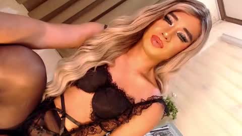 Snapshot of velvet_fux chatting on February 22, 11:57 pm Richy will make you fall in love online show from February 22, 11:57 pm