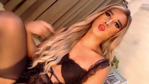 Snapshot of velvet_fux chatting on February 27, 7:15 pm Richy will make you fall in love online show from February 27, 7:15 pm