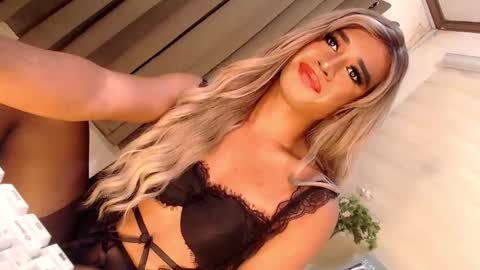 Snapshot of velvet_fux chatting on February 27, 11:26 pm Richy will make you fall in love online show from February 27, 11:26 pm