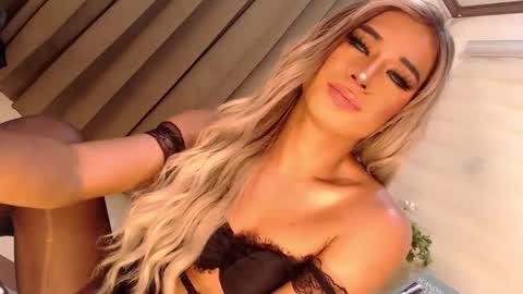 Snapshot of velvet_fux chatting on March 2, 10:48 pm Richy will make you fall in love online show from March 2, 10:48 pm