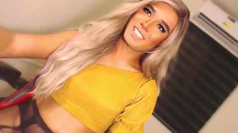 Snapshot of velvet_fux chatting on October 2, 10:06 pm Richy will make you fall in love online show from October 2, 10:06 pm