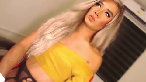 Snapshot of velvet_fux chatting on October 3, 6:38 pm Richy will make you fall in love online show from October 3, 6:38 pm