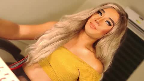 Snapshot of velvet_fux chatting on October 4, 6:50 pm Richy will make you fall in love online show from October 4, 6:50 pm