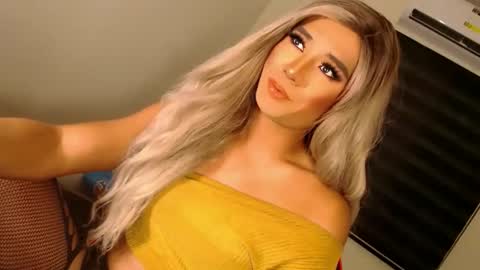 Snapshot of velvet_fux chatting on October 27, 1:31 am Richy will make you fall in love online show from October 27, 1:31 am