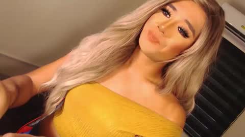 Snapshot of velvet_fux chatting on October 29, 2:03 am Richy will make you fall in love online show from October 29, 2:03 am