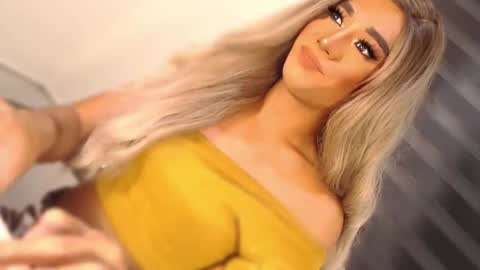 Snapshot of velvet_fux chatting on November 5, 1:05 am Richy will make you fall in love online show from November 5, 1:05 am