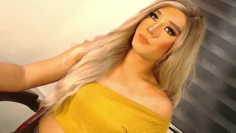 Snapshot of velvet_fux chatting on November 6, 12:33 am Richy will make you fall in love online show from November 6, 12:33 am