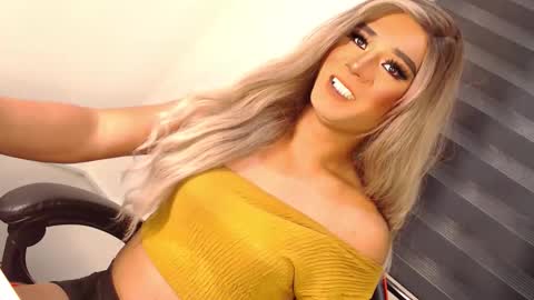 Snapshot of velvet_fux chatting on November 8, 2:34 am Richy will make you fall in love online show from November 8, 2:34 am