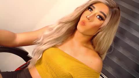 Snapshot of velvet_fux chatting on November 9, 2:54 am Richy will make you fall in love online show from November 9, 2:54 am