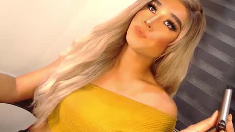 Snapshot of velvet_fux chatting on November 11, 1:27 am Richy will make you fall in love online show from November 11, 1:27 am