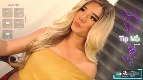 Snapshot of velvet_fux chatting on November 22, 1:15 am Richy will make you fall in love online show from November 22, 1:15 am