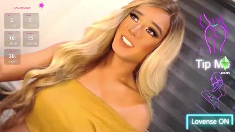 Snapshot of velvet_fux chatting on December 2, 1:44 am Richy will make you fall in love online show from December 2, 1:44 am