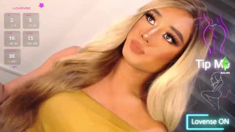 Snapshot of velvet_fux chatting on December 4, 2:10 am Richy will make you fall in love online show from December 4, 2:10 am