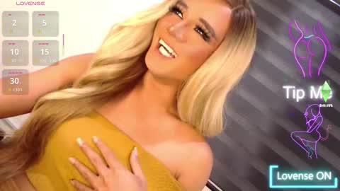 Snapshot of velvet_fux chatting on December 15, 4:11 pm Richy will make you fall in love online show from December 15, 4:11 pm