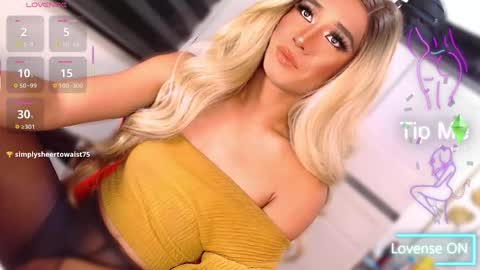 Snapshot of velvet_fux chatting on March 11, 2:17 am Richy will make you fall in love online show from March 11, 2:17 am