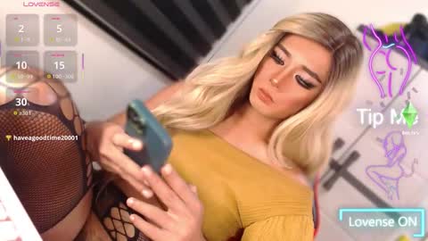 Snapshot of velvet_fux chatting on March 12, 4:18 am Richy will make you fall in love online show from March 12, 4:18 am