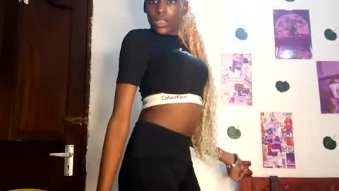 Snapshot of velvetdesiree chatting on June 14, 8:33 pm velvetdesiree online show from June 14, 8:33 pm