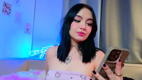 Snapshot of velvetvibes_ chatting on June 4, 1:44 am velvetvibes_ online show from June 4, 1:44 am