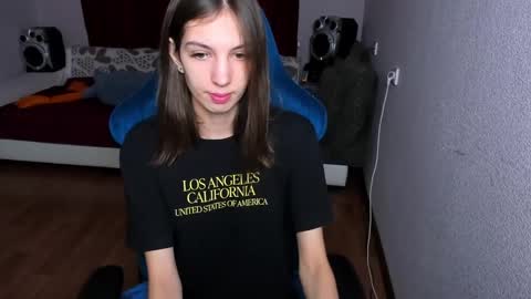 veneradi615 online show from February 1, 4:00 pm