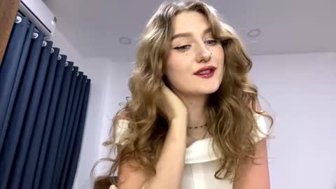 Snapshot of venniebonillas chatting on February 22, 10:58 am Emily online show from February 22, 10:58 am