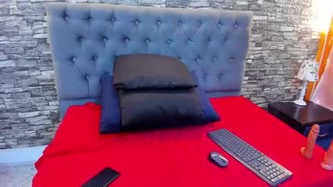 Medussa online show from February 8, 8:20 am