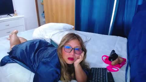 Snapshot of venushot1xx chatting on May 29, 12:03 pm venushot1xx online show from May 29, 12:03 pm