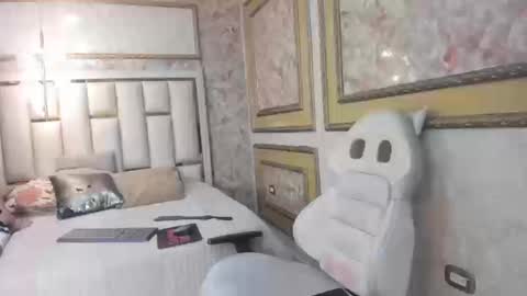 Veronica  online show from March 5, 3:30 pm