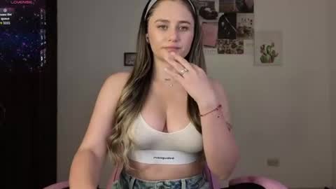 Snapshot of veronika__winslow_ chatting on June 21, 3:09 am Vero online show from June 21, 3:09 am