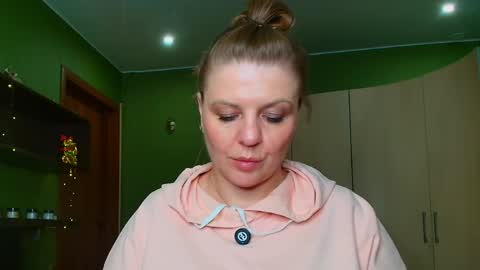 Snapshot of veronikawgold chatting on May 27, 1:57 am VeronikawGold online show from May 27, 1:57 am
