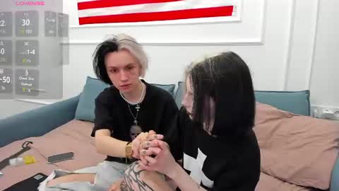 Snapshot of veryraretwins chatting on June 18, 7:51 pm veryraretwins online show from June 18, 7:51 pm