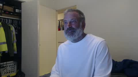 Snapshot of veryveryhairmanindenver chatting on January 24, 12:52 am hairy man online show from January 24, 12:52 am