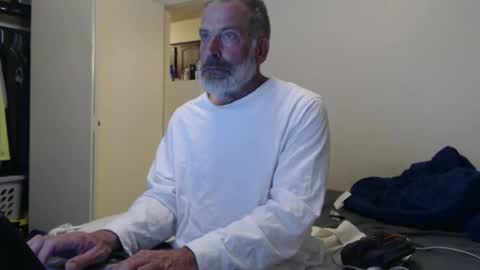 Snapshot of veryveryhairmanindenver chatting on March 7, 2:15 am hairy man online show from March 7, 2:15 am