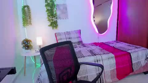 Snapshot of vexa_rosie chatting on June 23, 4:54 am hi im vexa online show from June 23, 4:54 am