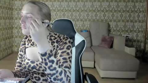 Snapshot of vi_luxxxy chatting on May 7, 2:06 am vi_luxxxy online show from May 7, 2:06 am