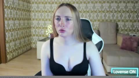 Snapshot of vi_luxxxy chatting on May 10, 2:06 am vi_luxxxy online show from May 10, 2:06 am