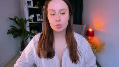 Snapshot of via_lattea_ chatting on April 3, 12:03 pm Camilla online show from April 3, 12:03 pm