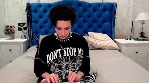 Snapshot of via_mayer chatting on June 11, 12:32 am Via online show from June 11, 12:32 am