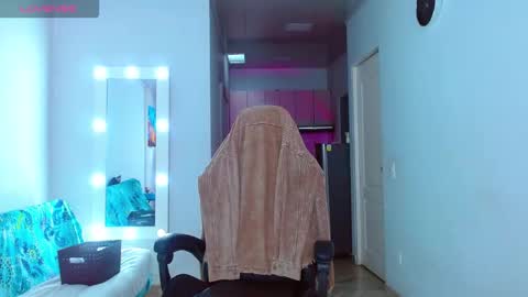 Ariana  online show from December 1, 8:58 pm