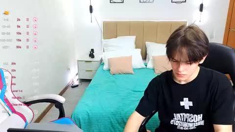 Snapshot of vibetwinkle chatting on May 10, 9:14 am vibetwinkle online show from May 10, 9:14 am
