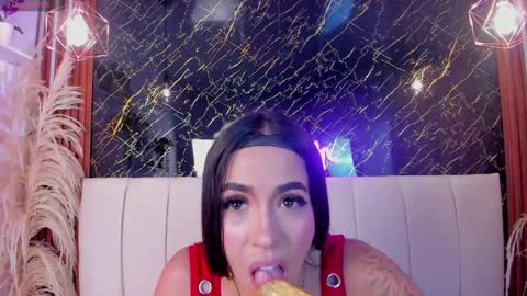 Snapshot of vichy_evans chatting on February 25, 2:48 pm Vichy Everyday From 1400 to 2130 Col Time online show from February 25, 2:48 pm