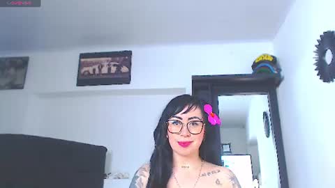 Snapshot of vicky_hotmilf chatting on June 25, 11:04 am Vicky online show from June 25, 11:04 am