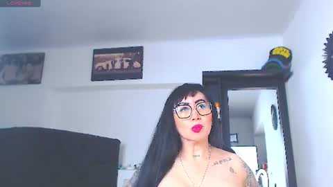 Snapshot of vicky_hotmilf chatting on July 3, 11:05 am Vicky online show from July 3, 11:05 am