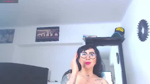 Snapshot of vicky_hotmilf chatting on July 7, 11:14 am Vicky online show from July 7, 11:14 am
