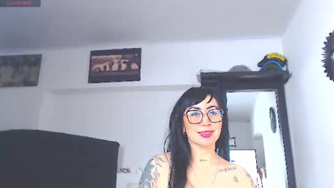 Snapshot of vicky_hotmilf chatting on July 17, 11:06 am Vicky online show from July 17, 11:06 am