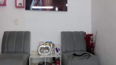 Snapshot of vickyxdany chatting on February 23, 5:39 pm vickyxdany online show from February 23, 5:39 pm